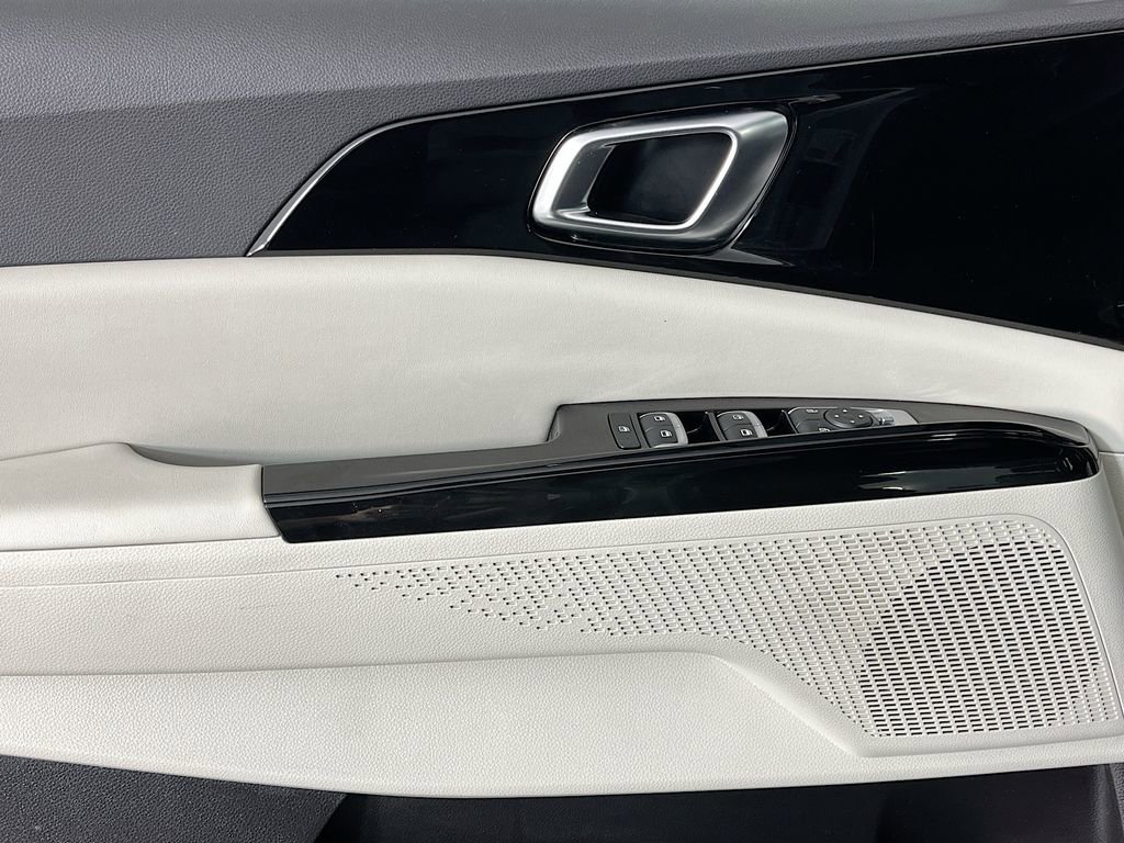 Used 2024 Kia Carnival EX image 26