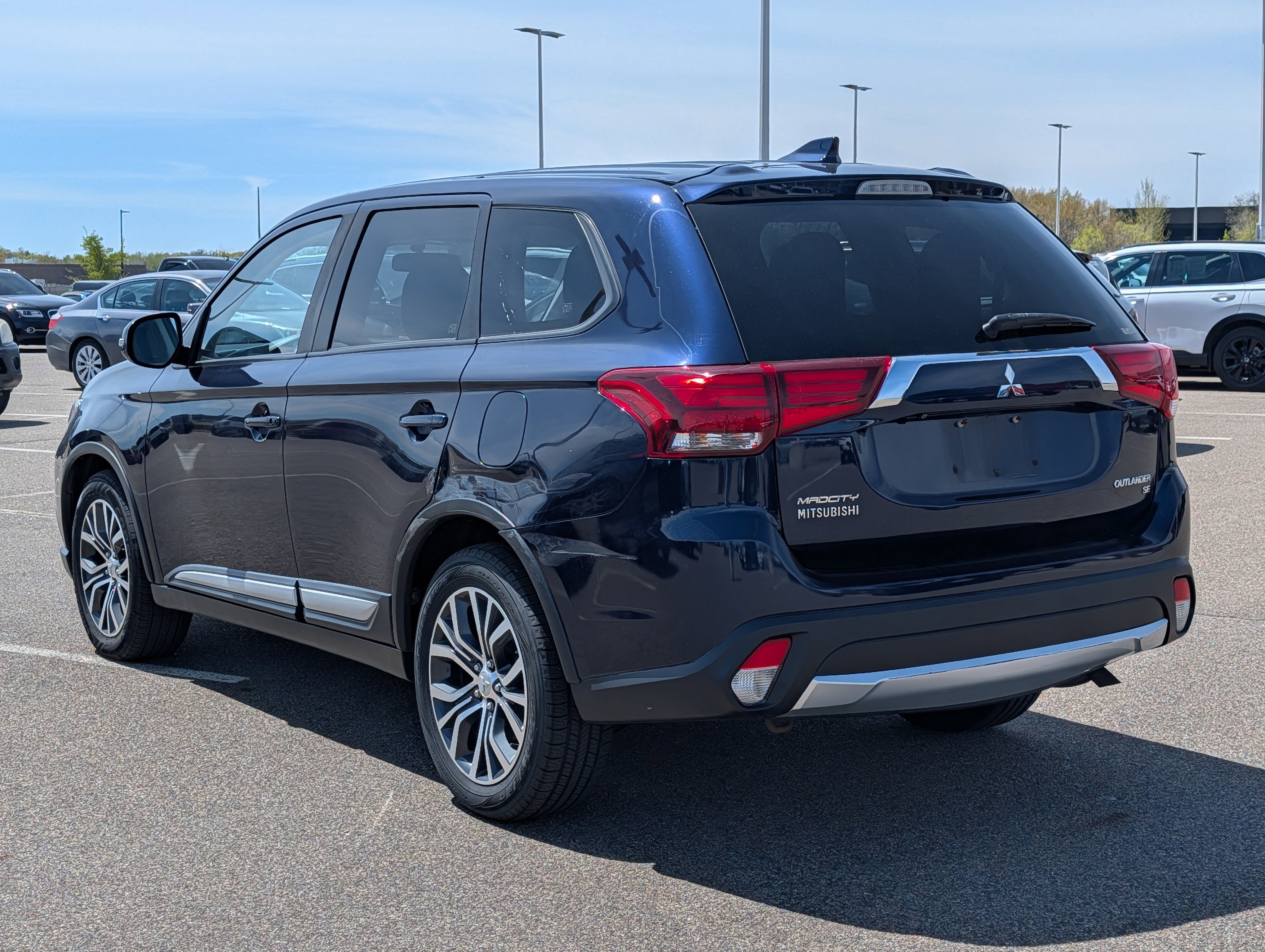 Used 2017 Mitsubishi Outlander SE AWD/4WD image 3