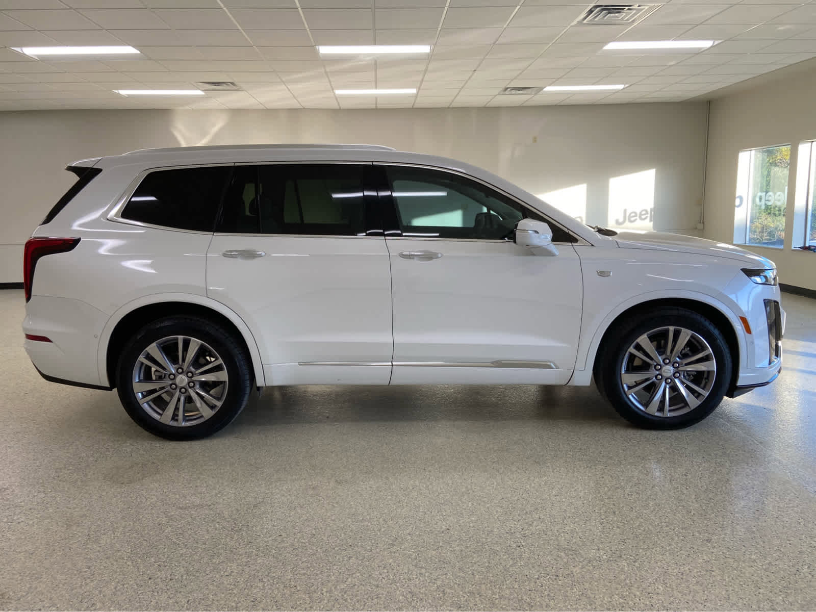 Used 2024 Cadillac XT6 Premium Luxury w/ Technology Package FWD image 7