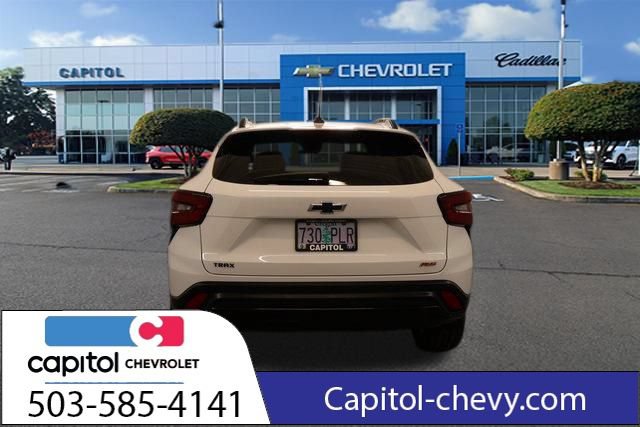 Used 2024 Chevrolet Trax RS w/ Sunroof Package FWD image 4
