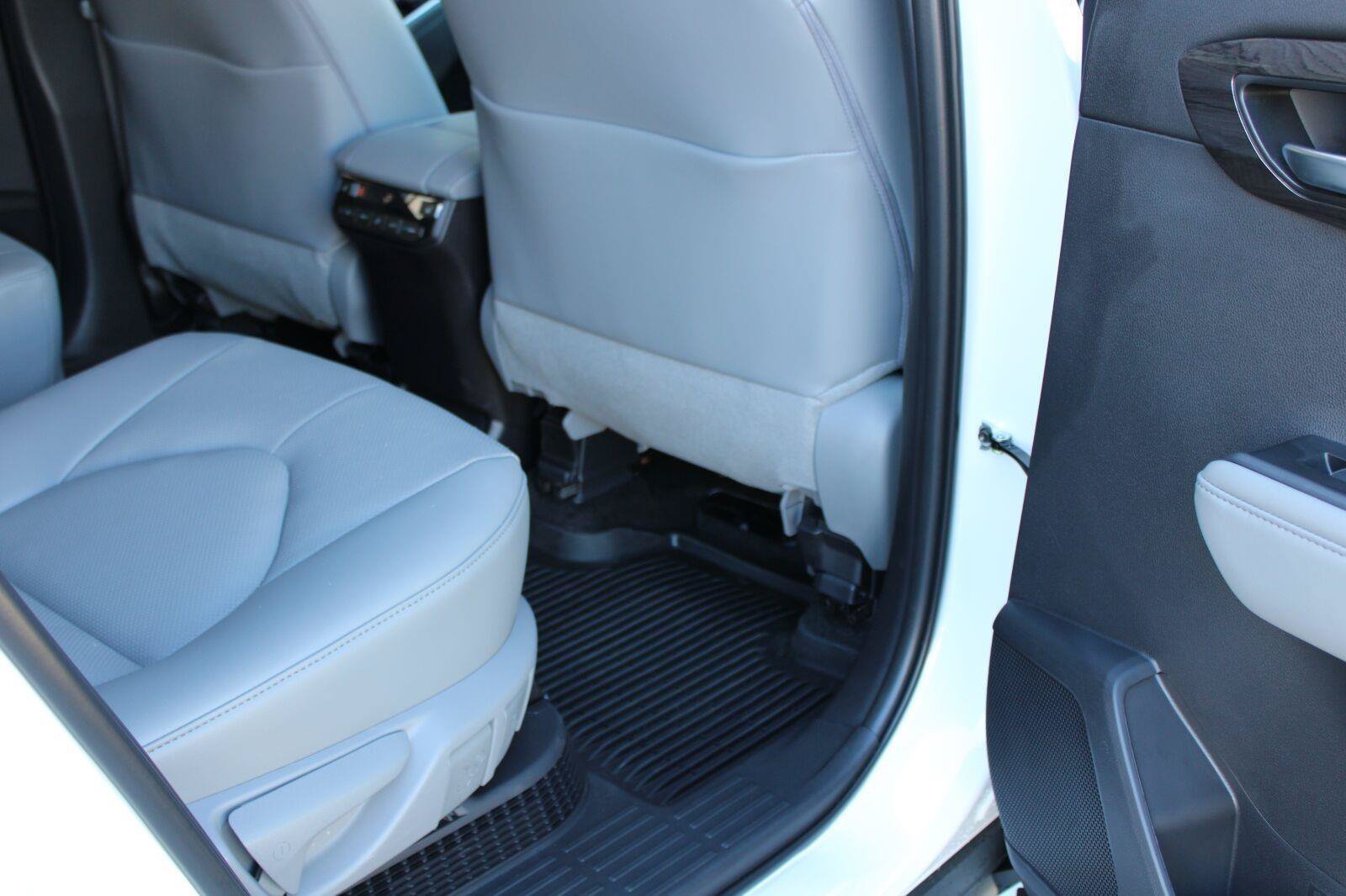 Used 2026 Toyota Highlander Platinum AWD/4WD image 47