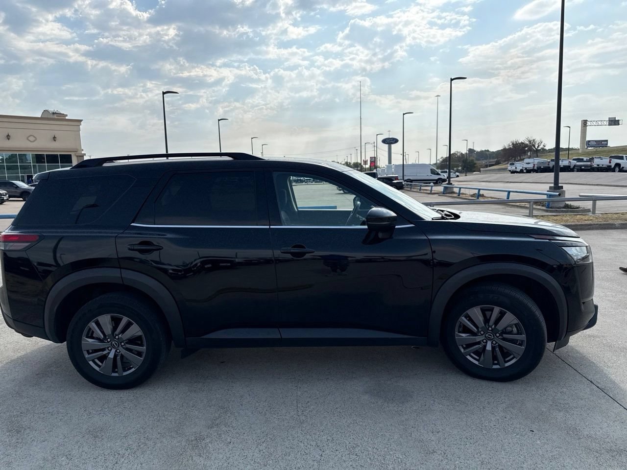 Used 2025 Nissan Pathfinder SV AWD/4WD image 17