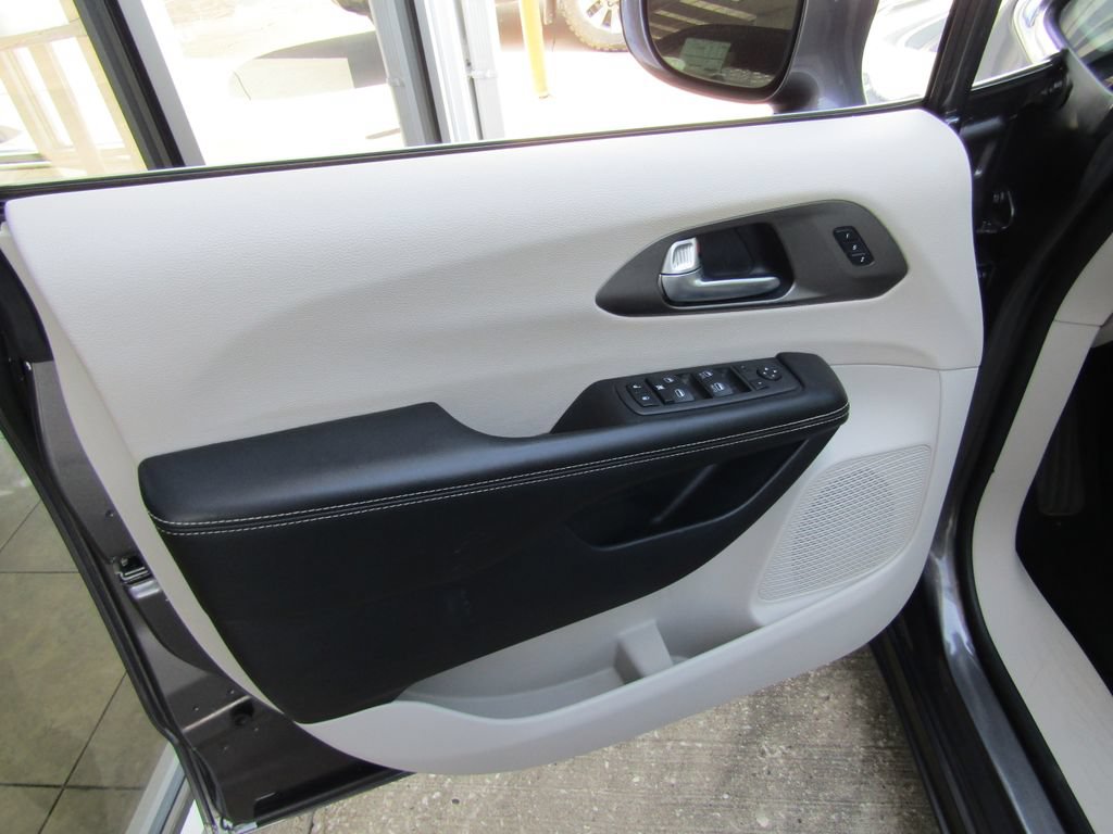 Used 2021 Chrysler Pacifica Touring-L FWD image 23