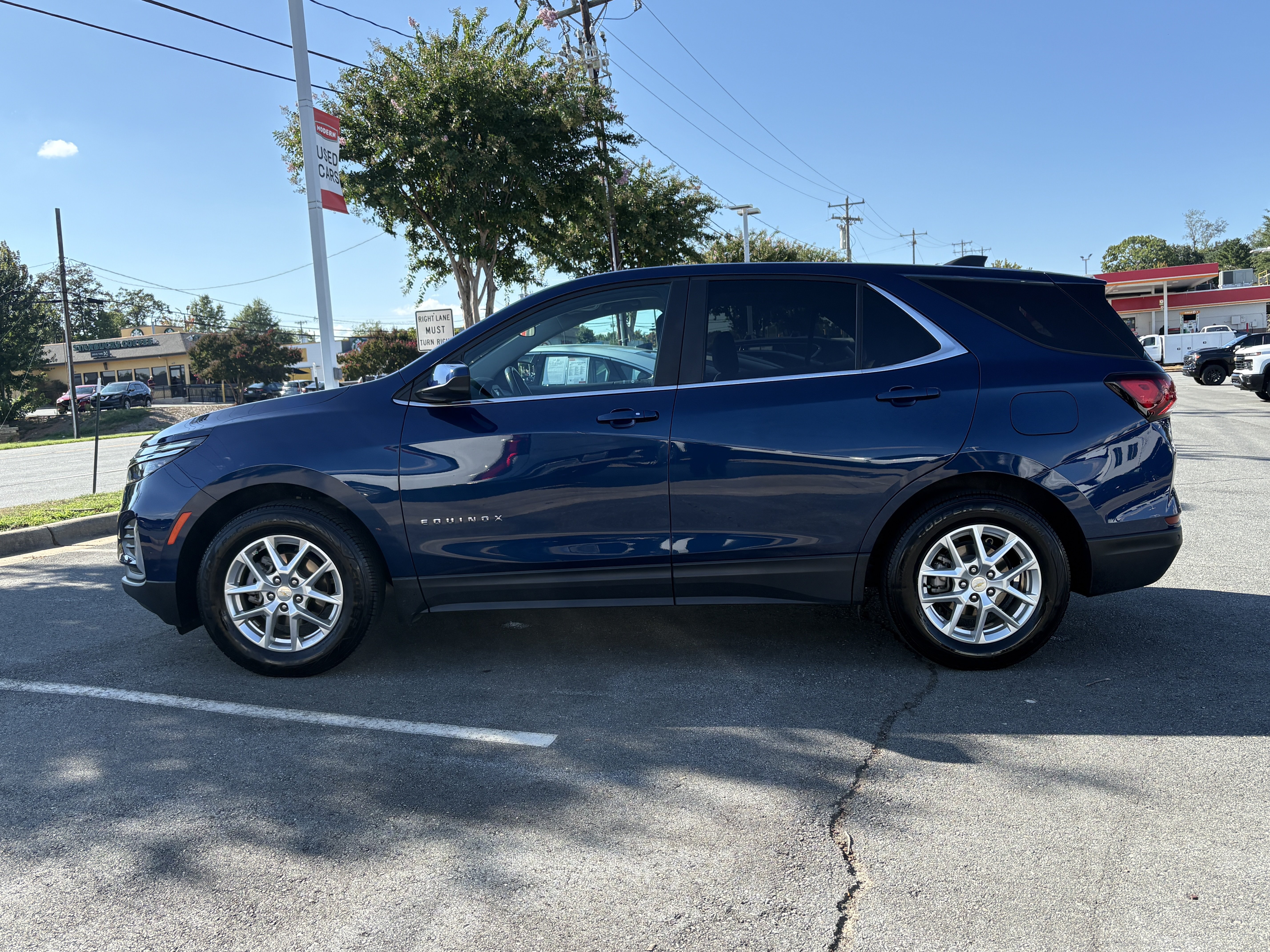 Used 2022 Chevrolet Equinox LT FWD image 2