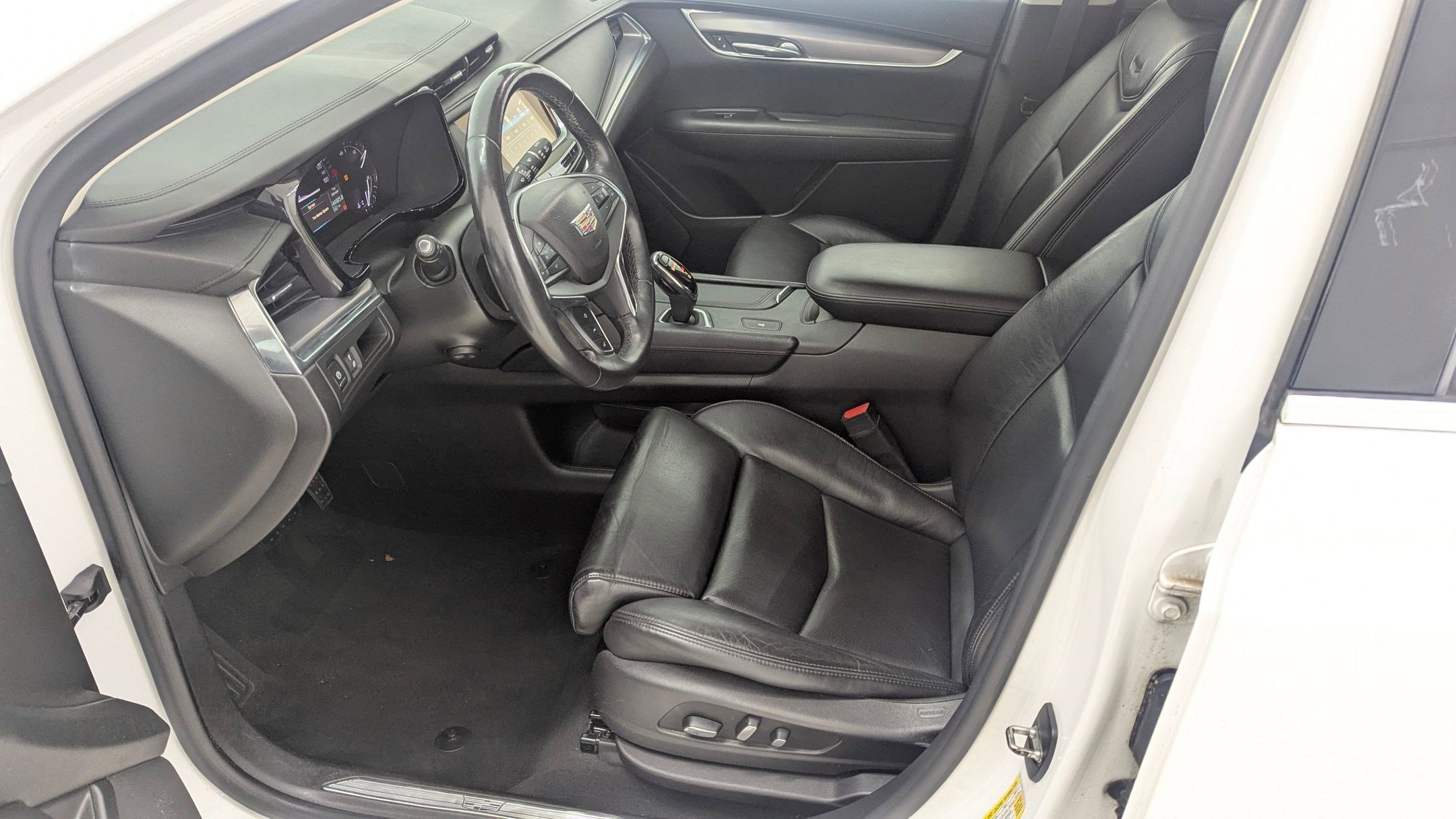 Used 2017 Cadillac XT5 Luxury w/ Driver Awareness Package image 4