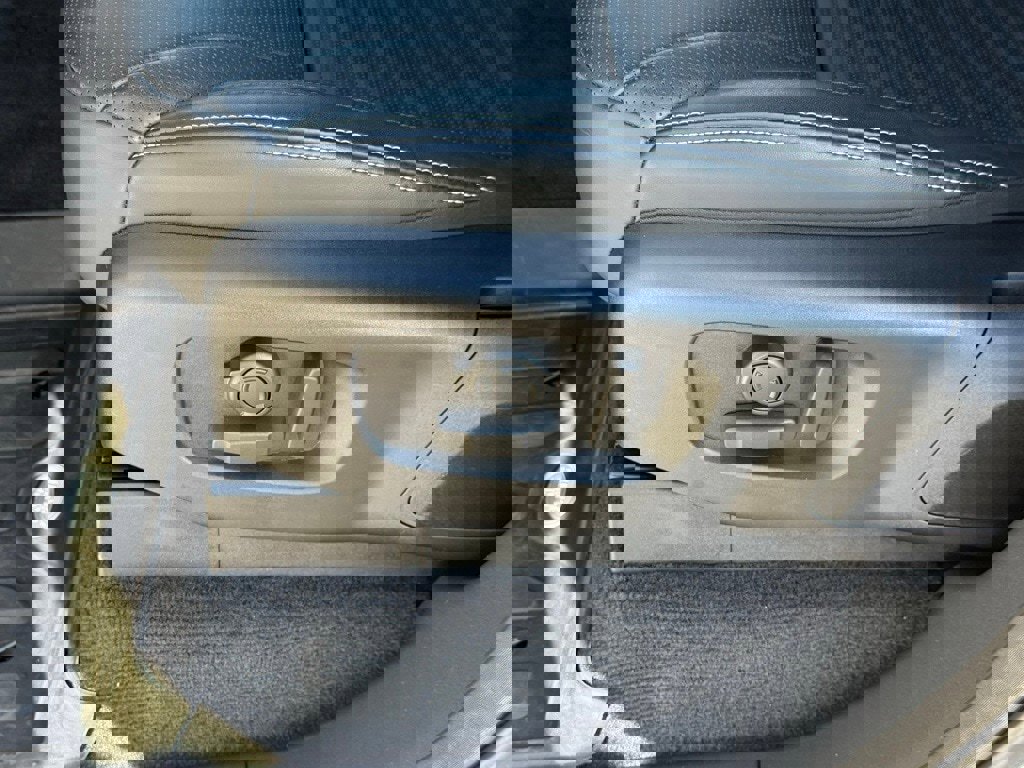 Certified 2025 Land Rover Discovery Dynamic SE image 12