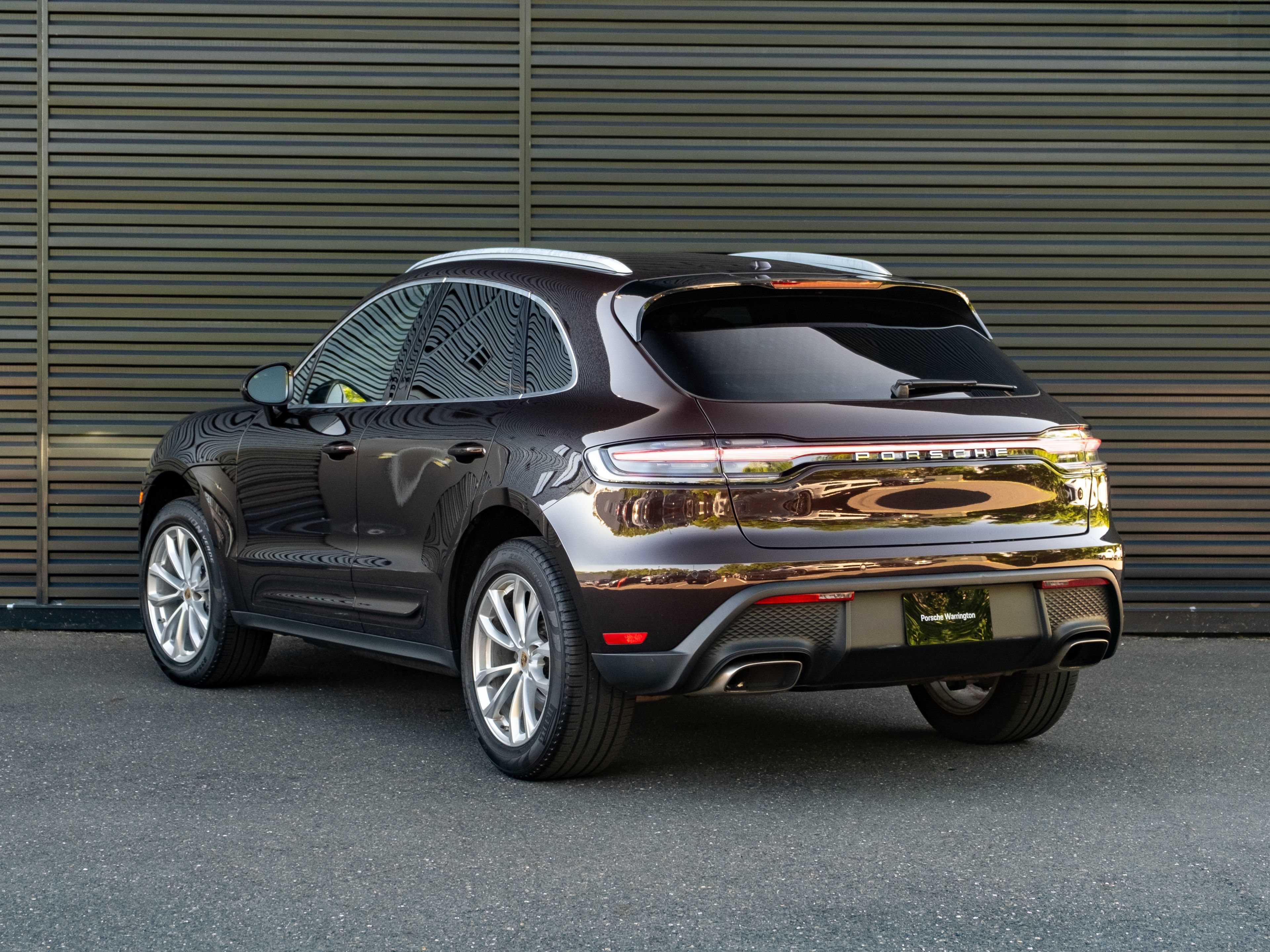 Certified 2022 Porsche Macan AWD/4WD image 3