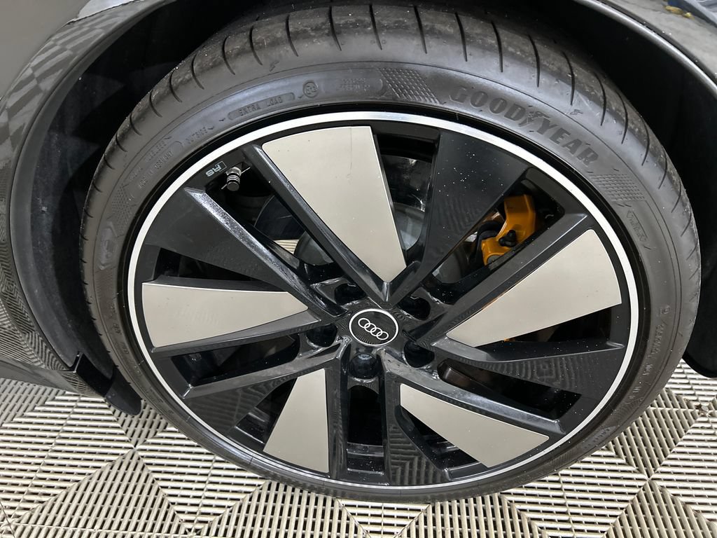 Used 2022 Audi RS e-tron GT w/ Carbon Performance Package AWD/4WD image 9