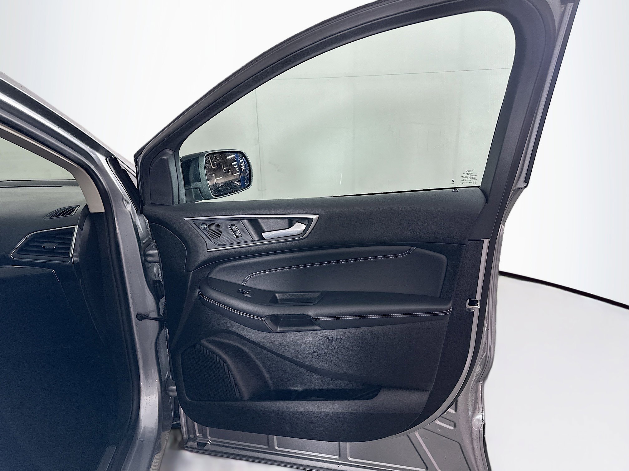 Used 2024 Ford Edge Titanium image 30