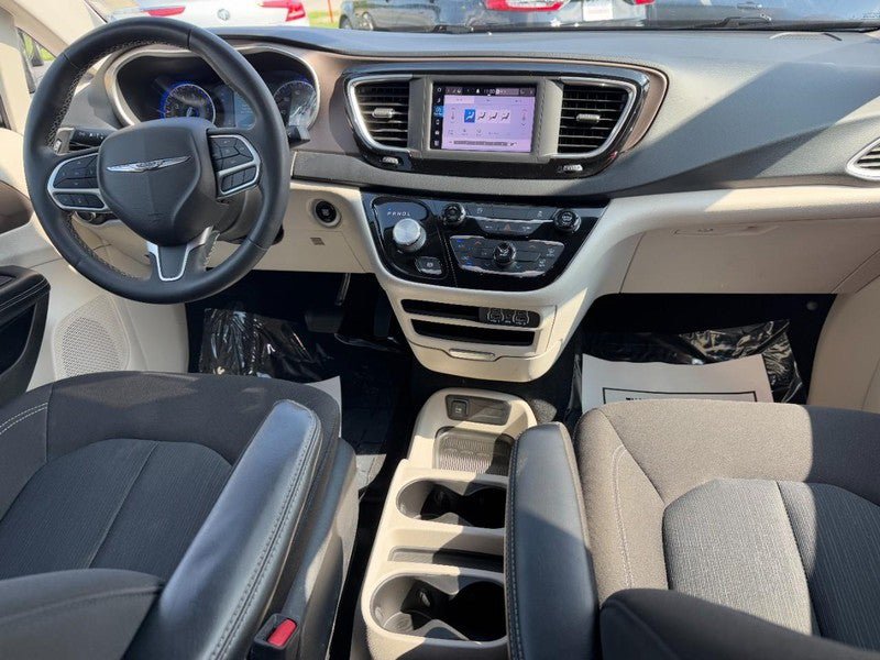 Used 2022 Chrysler Voyager LX FWD image 13