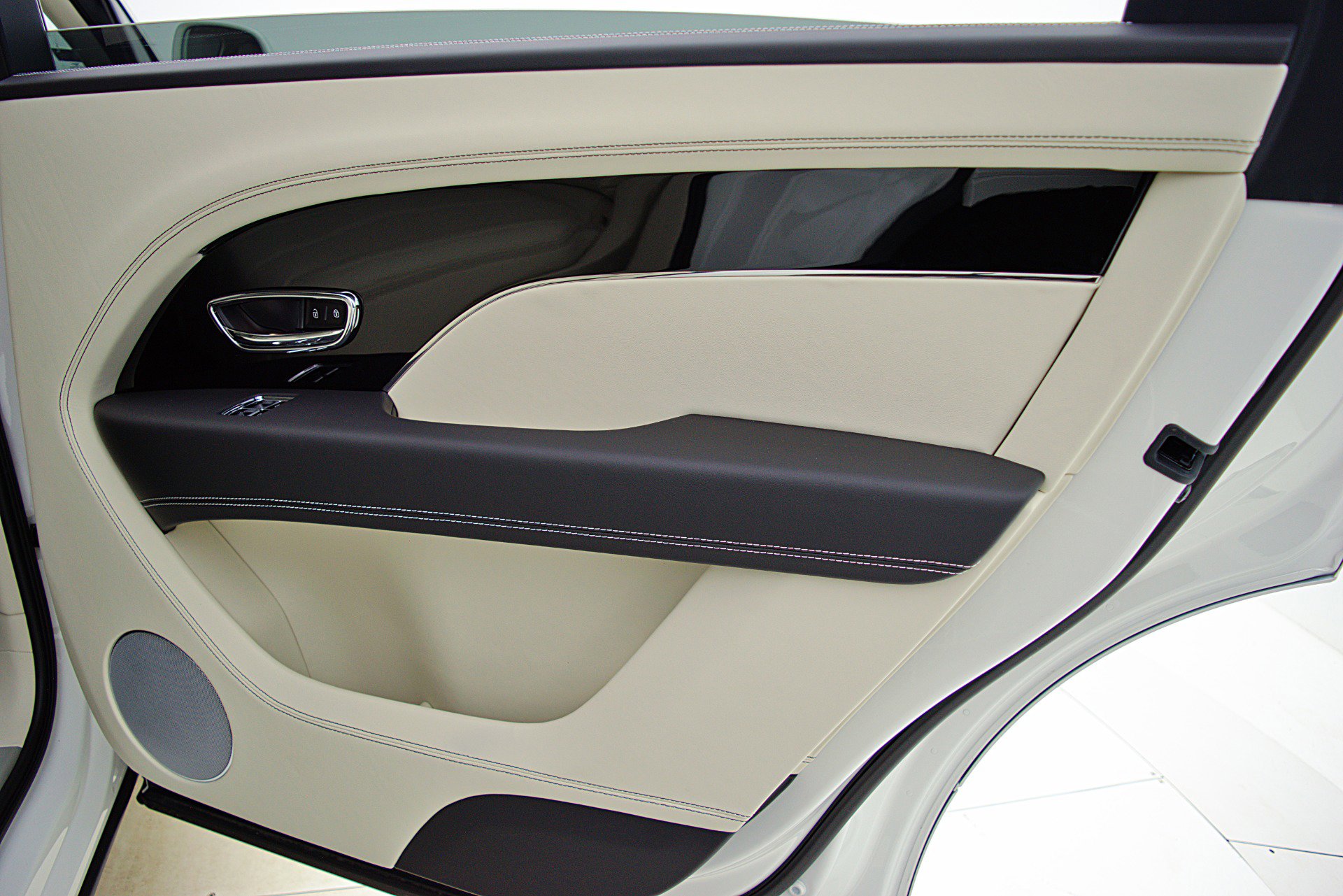 Used 2023 Bentley Bentayga Extended Wheelbase image 49