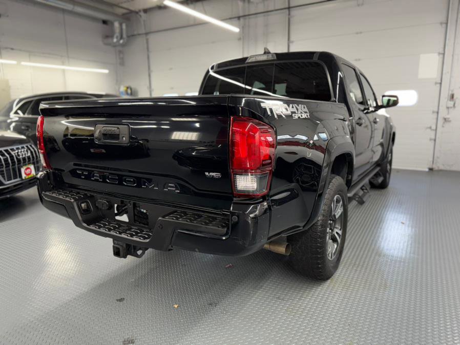Used 2018 Toyota Tacoma TRD Sport image 9