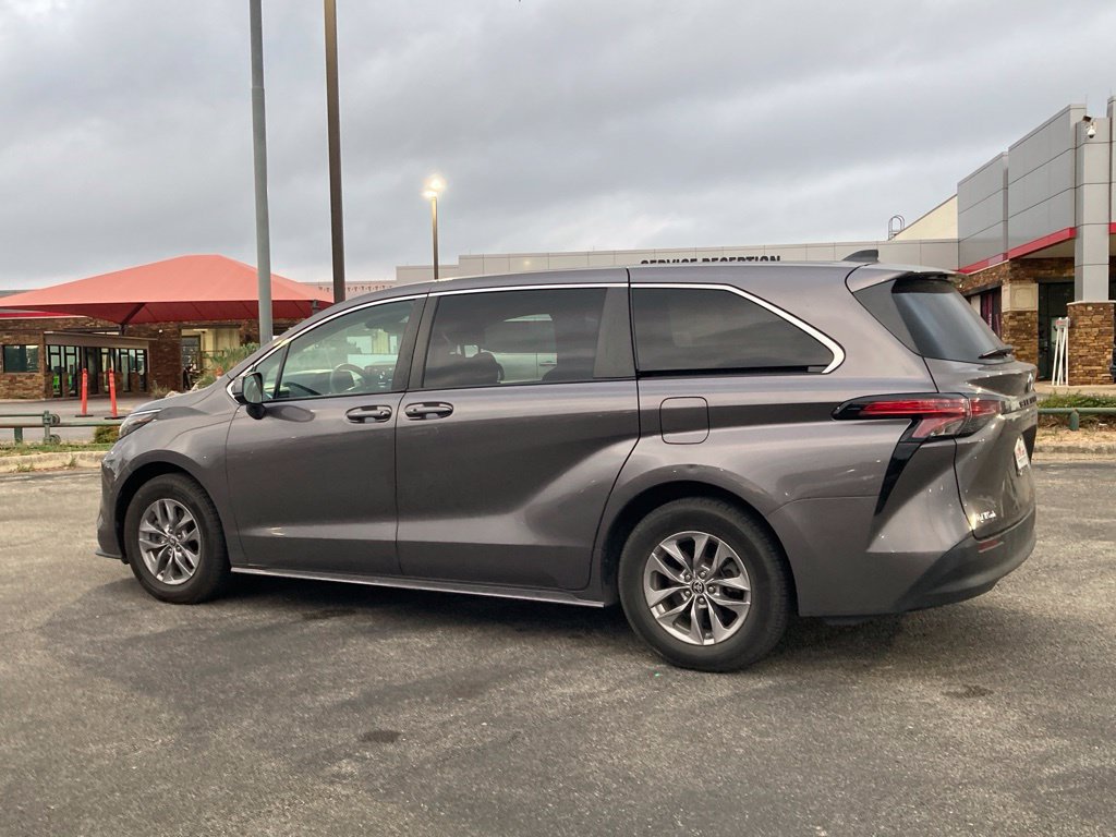 Used 2022 Toyota Sienna LE FWD image 5