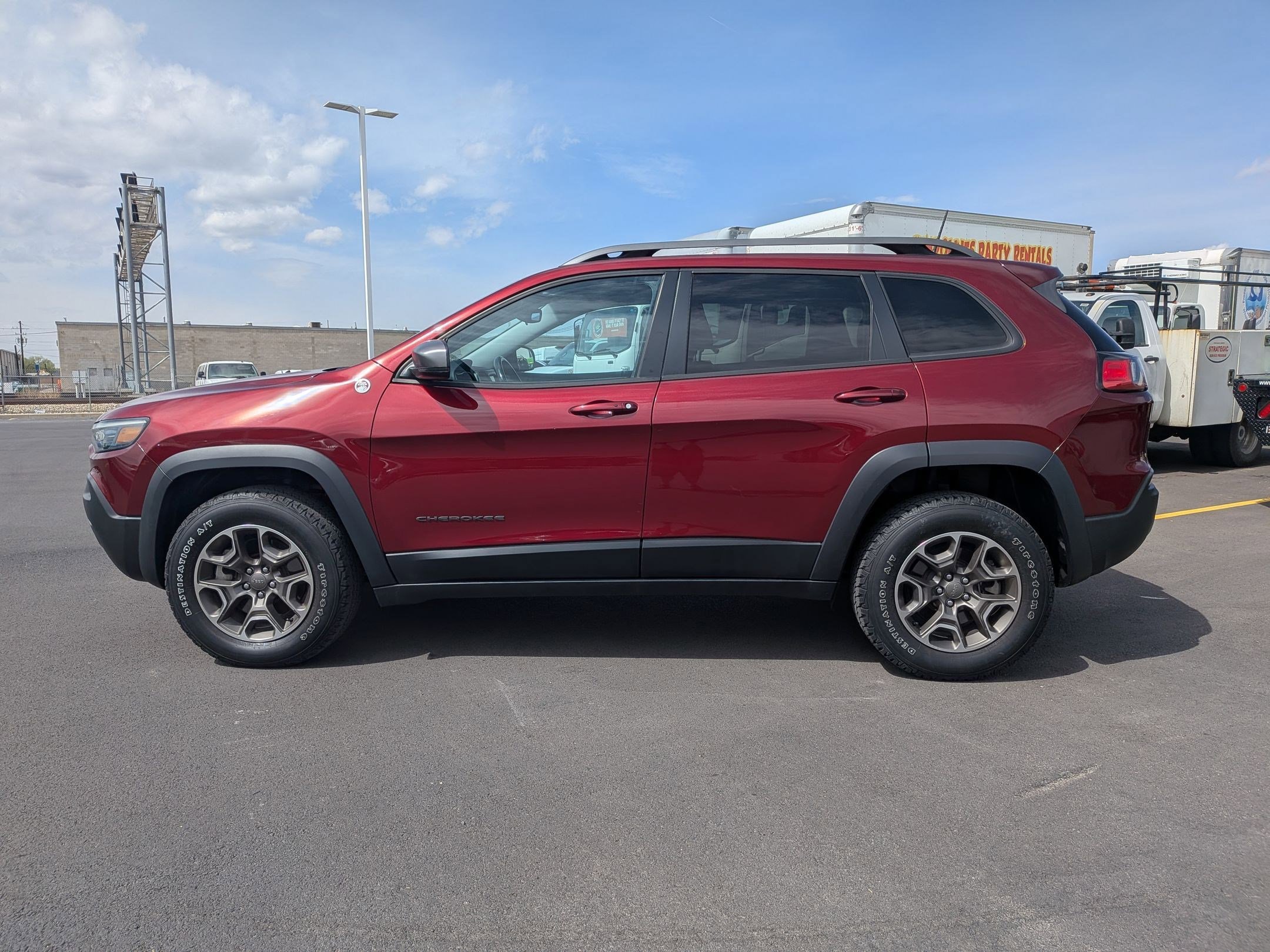 Used 2021 Jeep Cherokee Trailhawk image 3