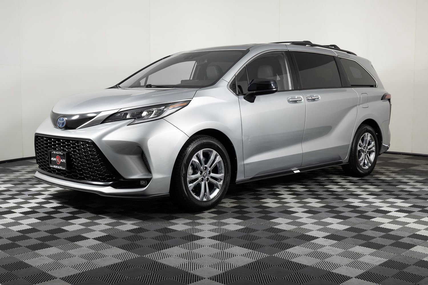 Used 2022 Toyota Sienna XSE image 1