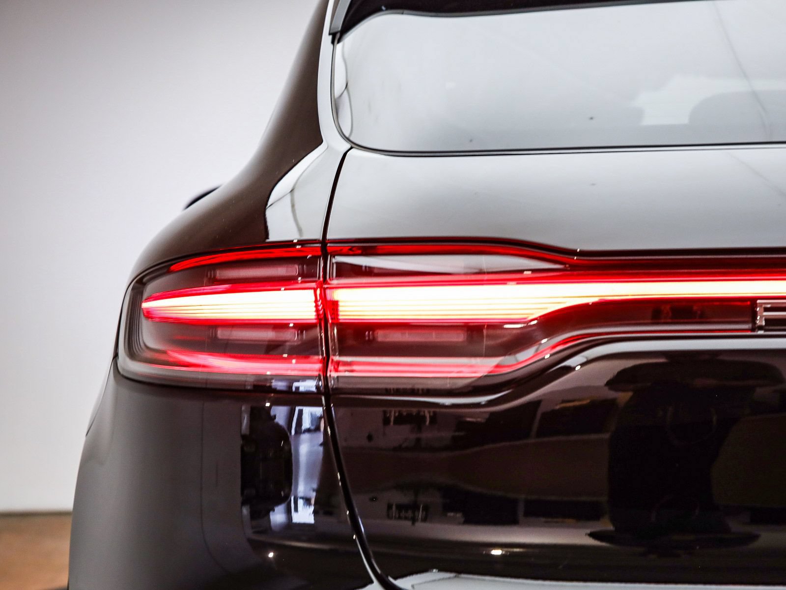 Certified 2026 Porsche Macan AWD/4WD image 8