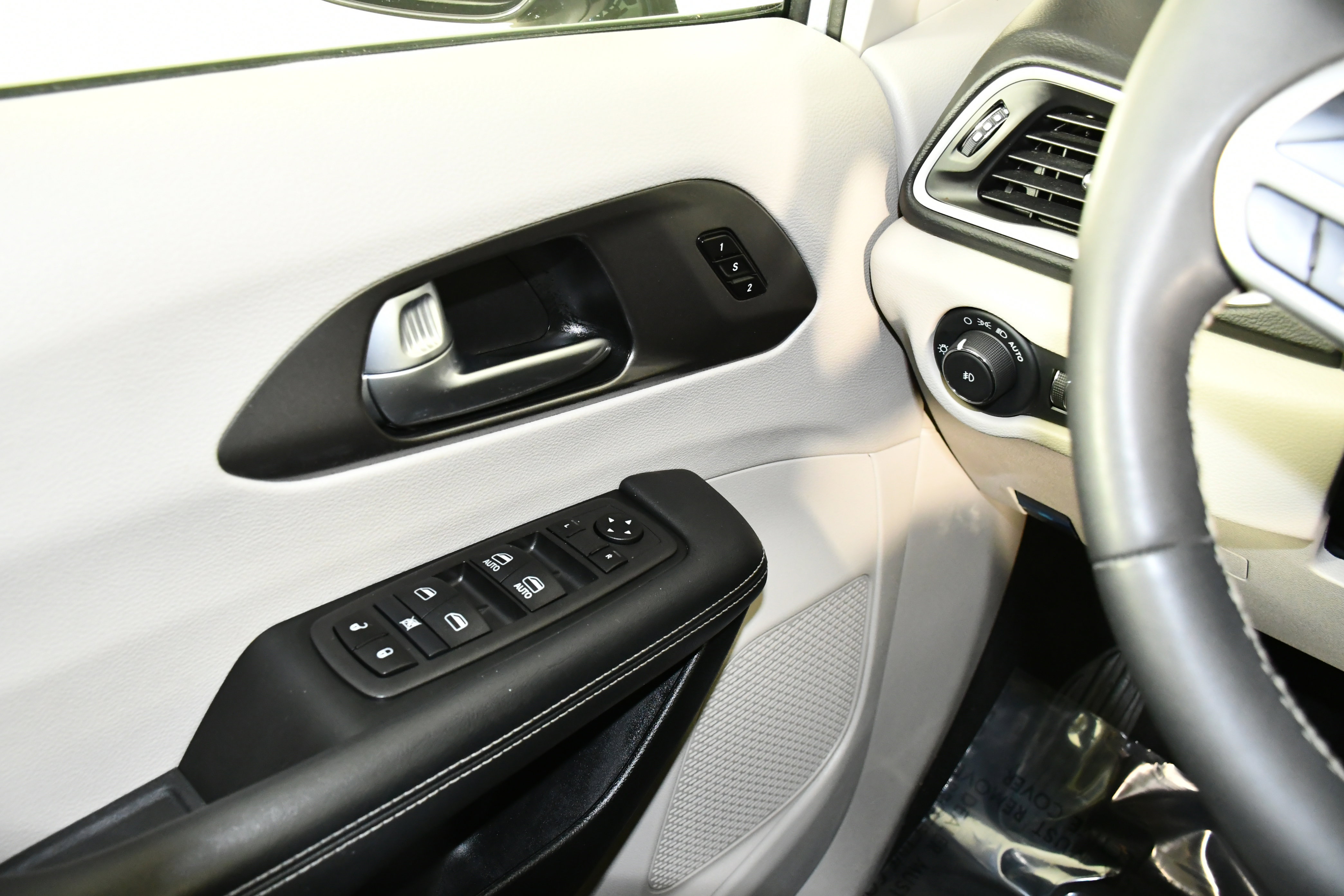 Used 2024 Chrysler Pacifica Touring-L image 32