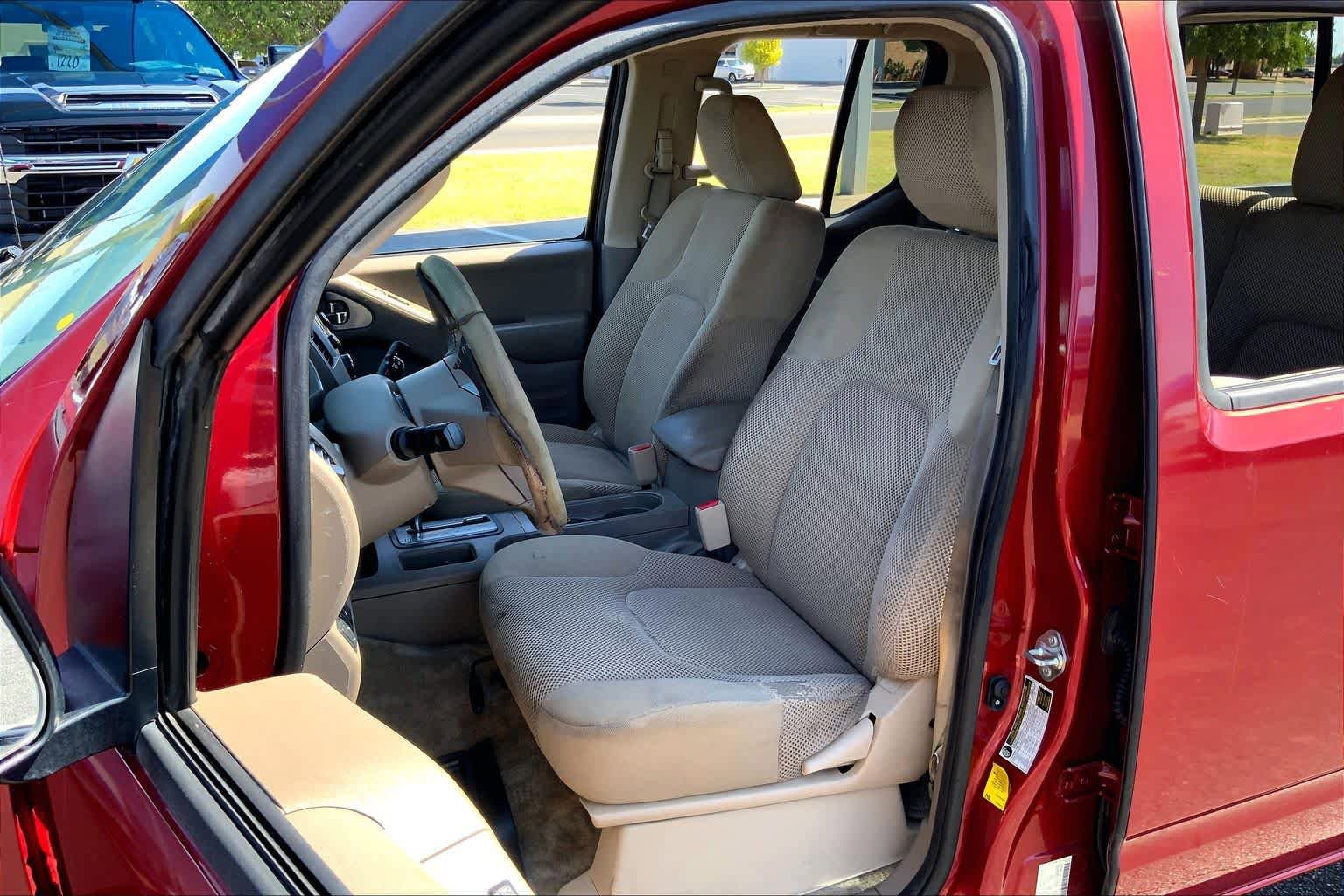 Used 2016 Nissan Frontier SV w/ SV Value Truck Package AWD/4WD image 8