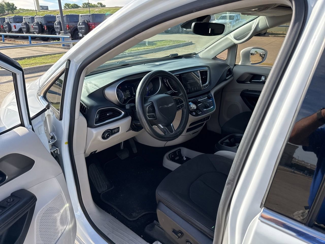 Used 2020 Chrysler Pacifica Touring w/ Advanced Safetytec Group image 20