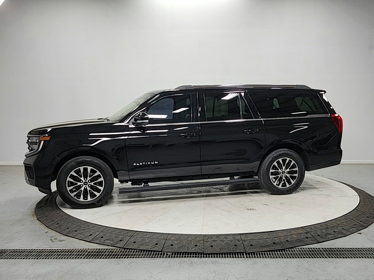 Used 2025 Ford Expedition Max Platinum image 4