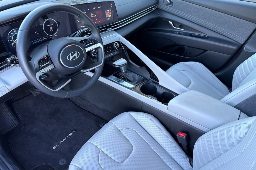 Used 2025 Hyundai Elantra Limited image 7