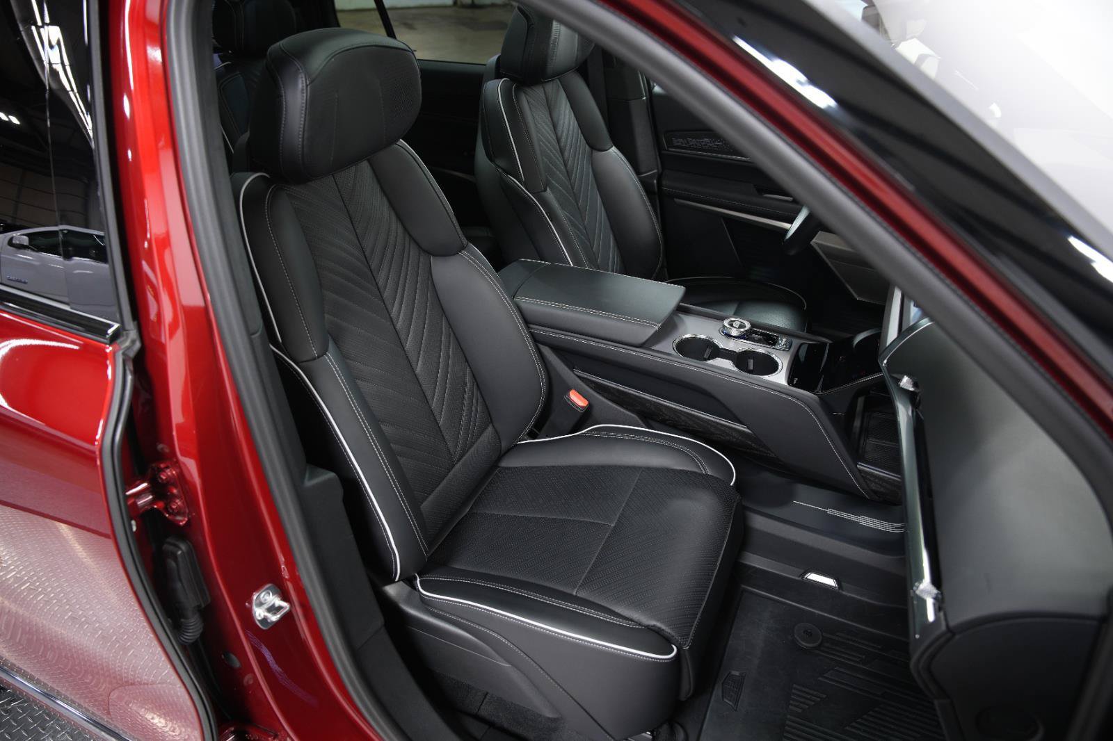 Used 2026 Cadillac Vistiq Platinum w/ LPO, Floor Liner Package AWD/4WD image 26