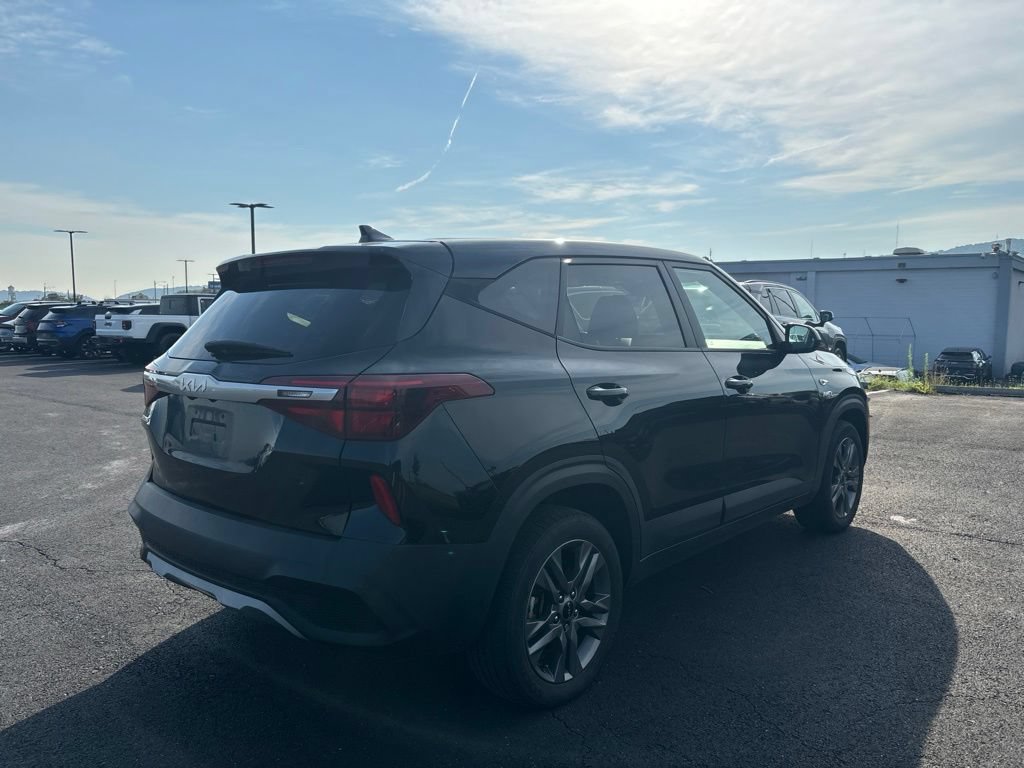 Used 2023 Kia Seltos LX AWD/4WD image 2