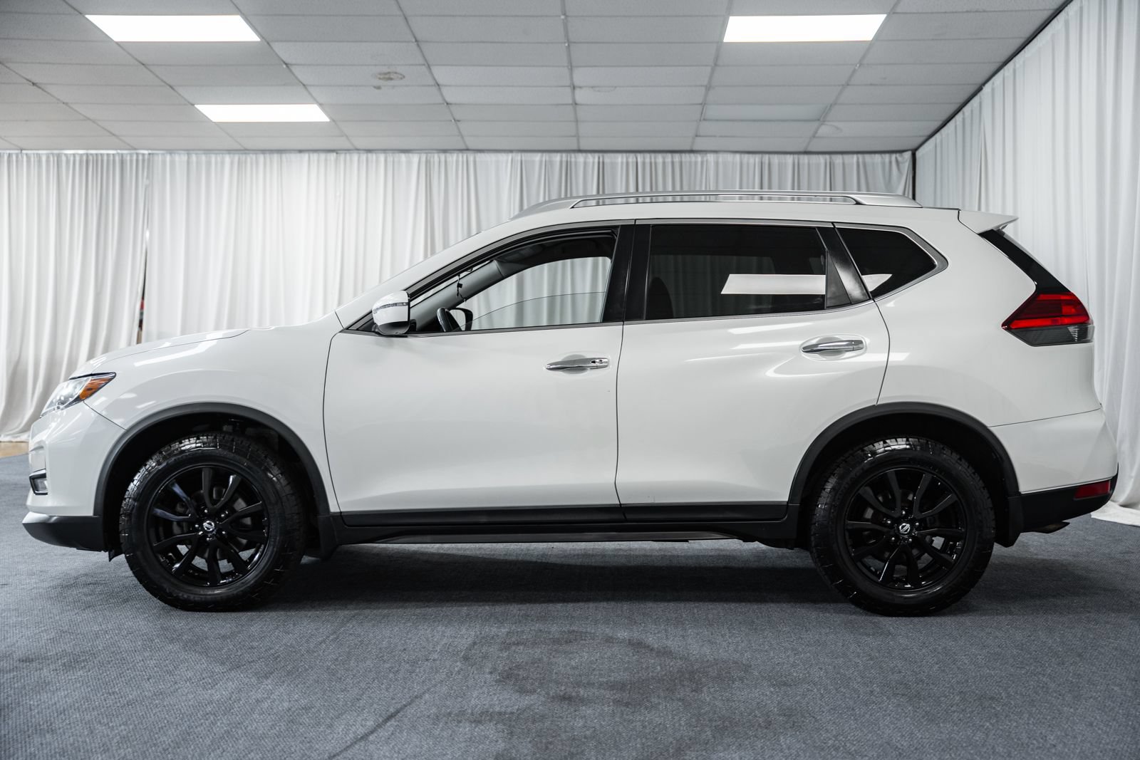 Used 2017 Nissan Rogue SV AWD/4WD image 4