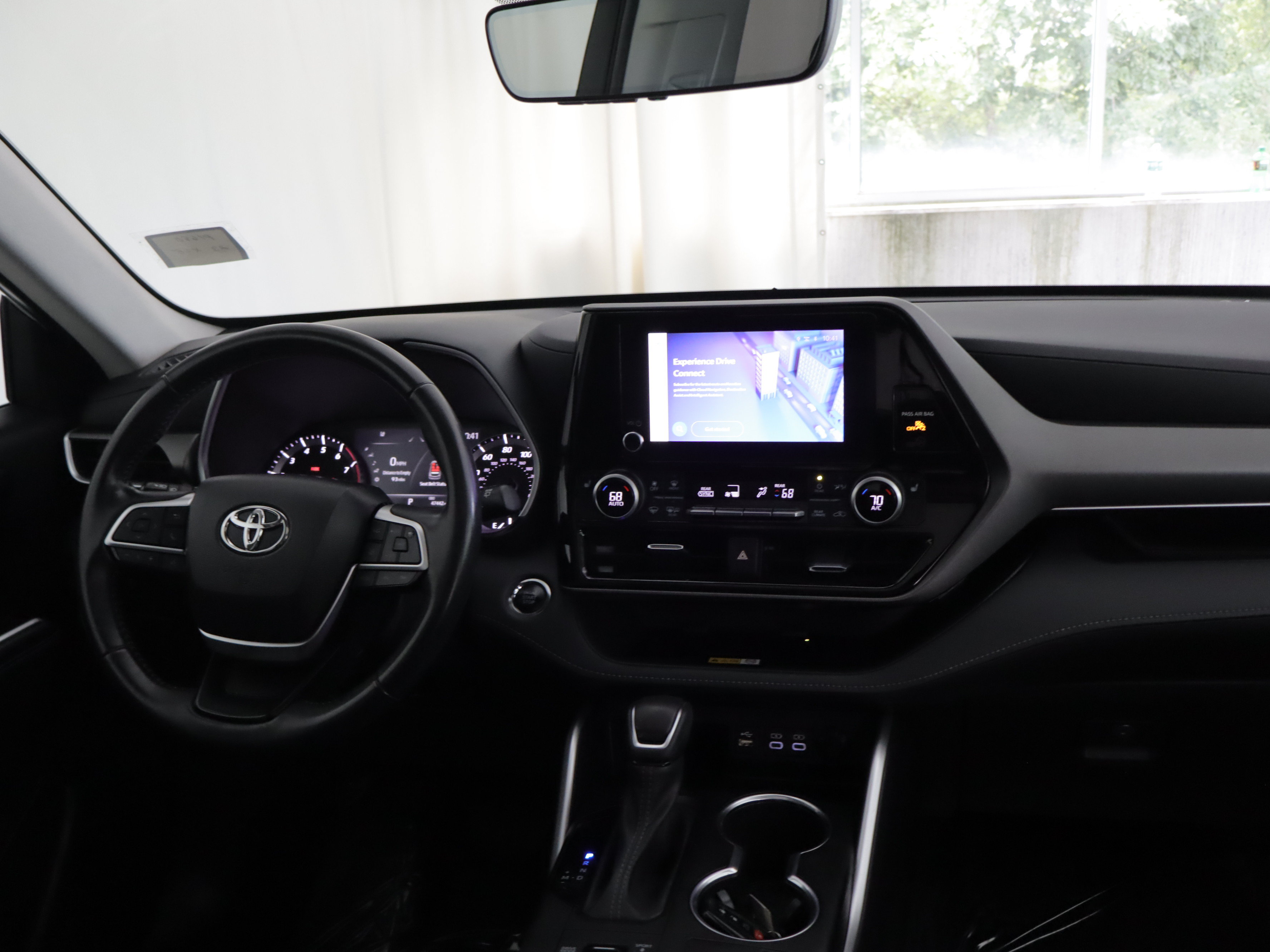 Used 2023 Toyota Highlander XLE AWD/4WD image 2