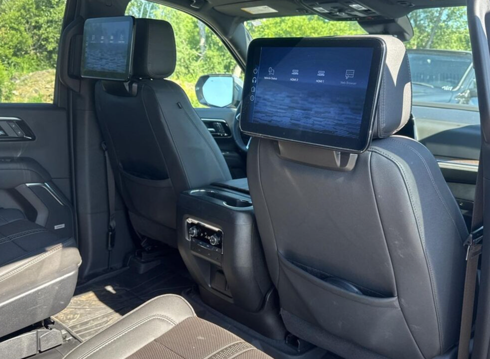 Used 2025 Chevrolet Suburban High Country AWD/4WD image 9