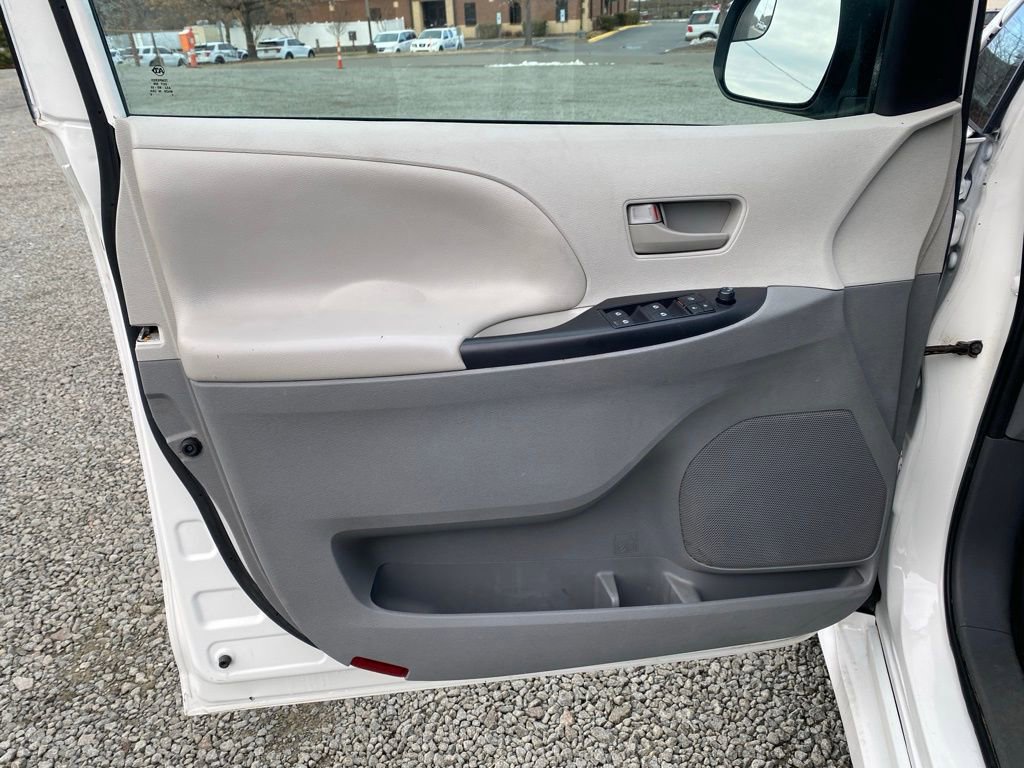 Used 2020 Toyota Sienna L image 9