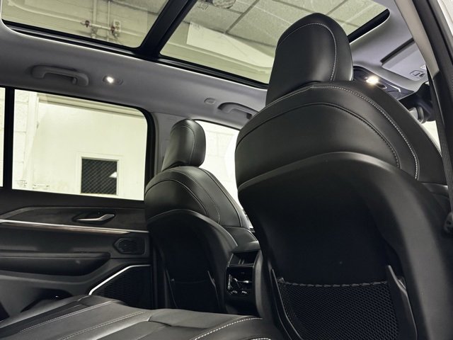 Used 2022 Jeep Grand Cherokee Limited w/ Trailer Tow Prep Group (B) image 6