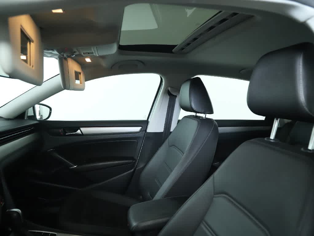 Certified 2022 Volkswagen Passat 2.0T SE FWD image 20