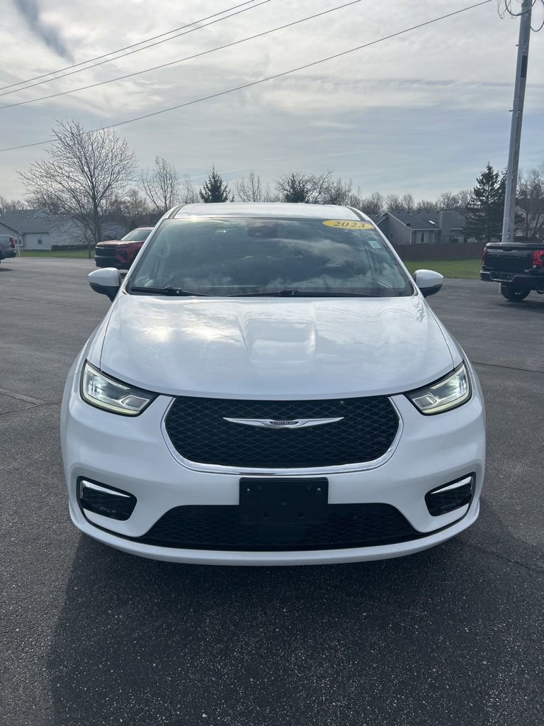 Used 2023 Chrysler Pacifica Touring-L image 2