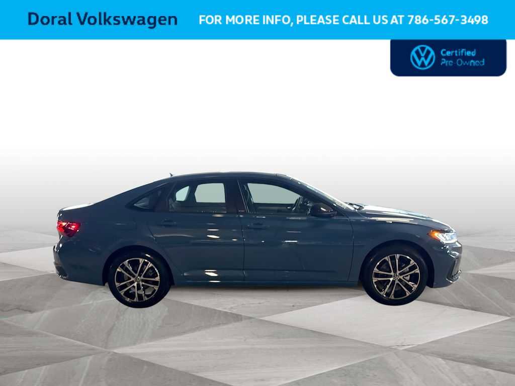 Used 2025 Volkswagen Jetta Sport image 9