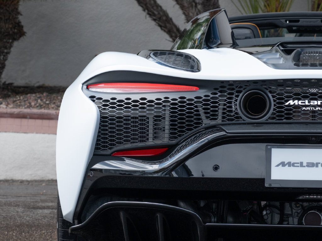 Used 2025 McLaren Artura Spider RWD image 30