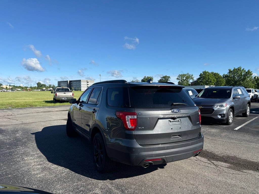 Used 2017 Ford Explorer XLT w/ Equipment Group 202A AWD/4WD image 8