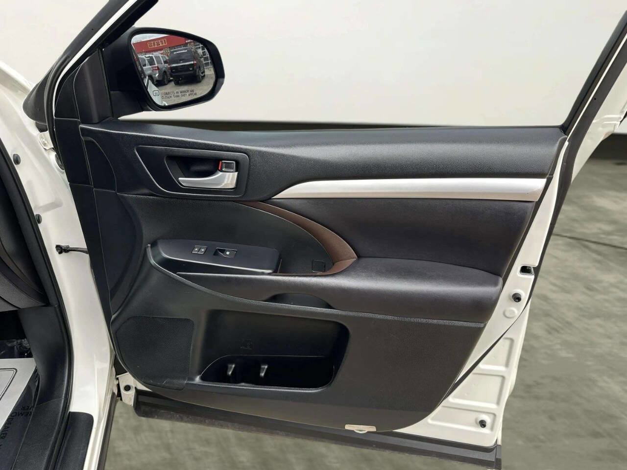 Used 2017 Toyota Highlander XLE image 18