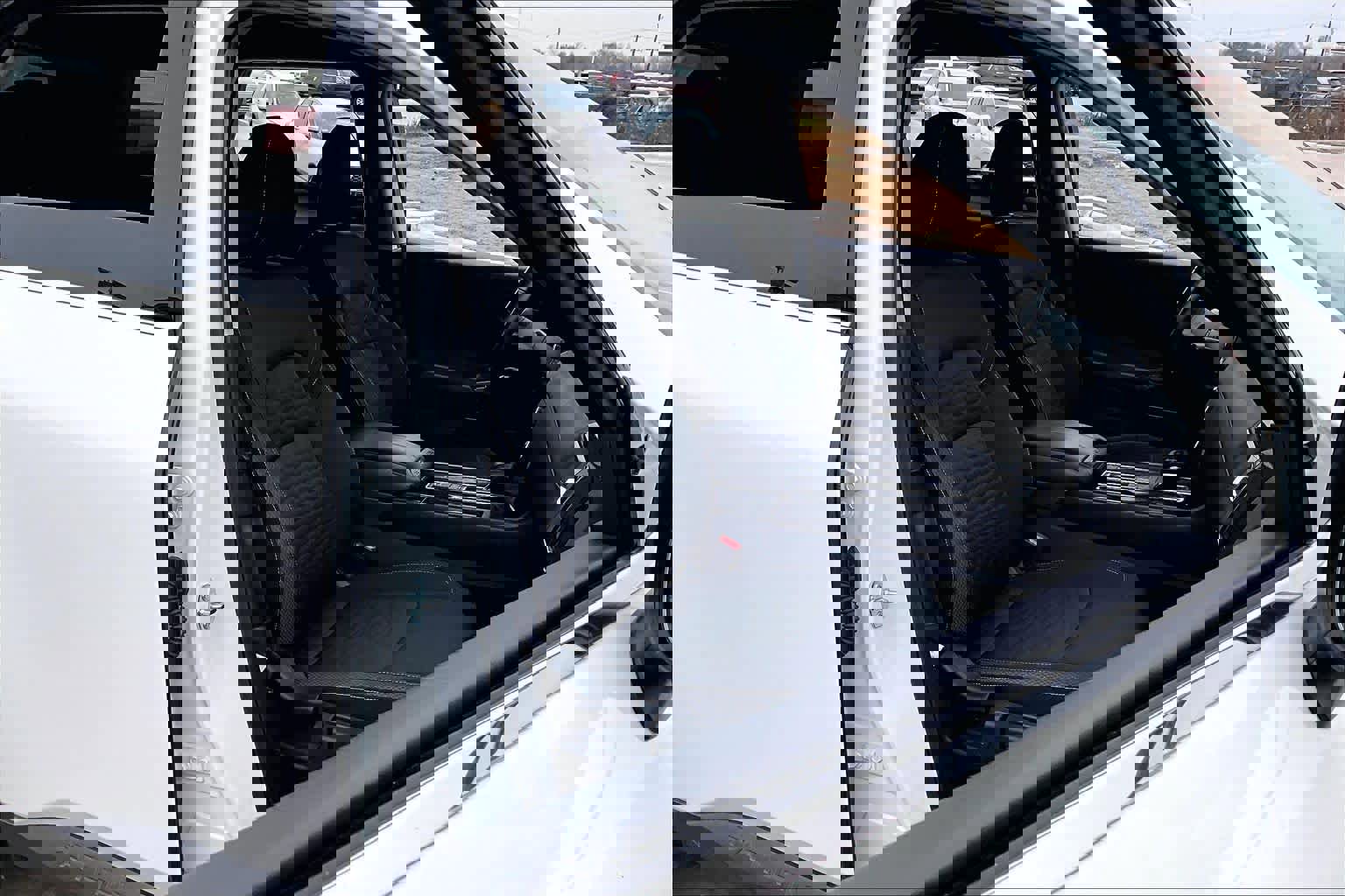 Used 2025 Nissan Pathfinder SV image 9