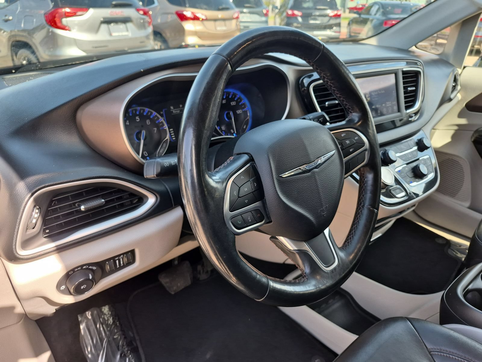 Used 2019 Chrysler Pacifica Touring-L FWD image 11