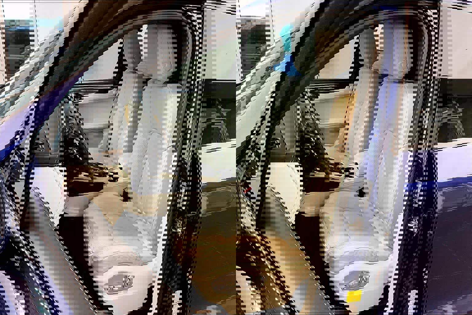 Used 2022 Porsche Macan w/ Premium Package Plus image 8