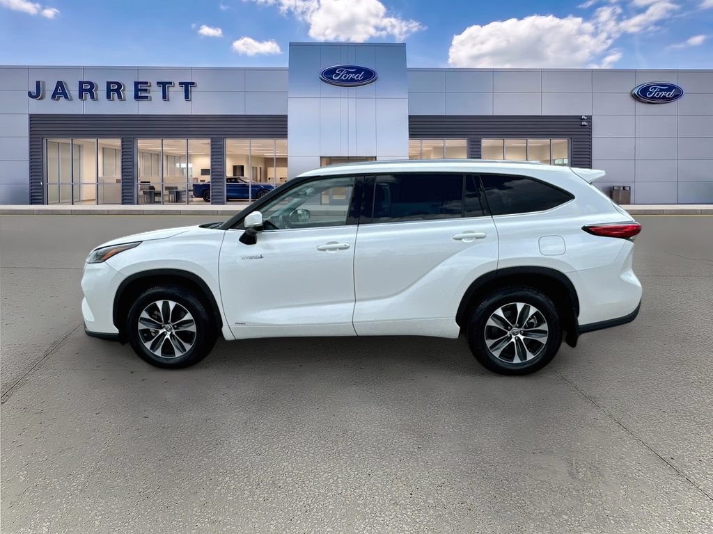 Used 2021 Toyota Highlander XLE AWD/4WD image 4