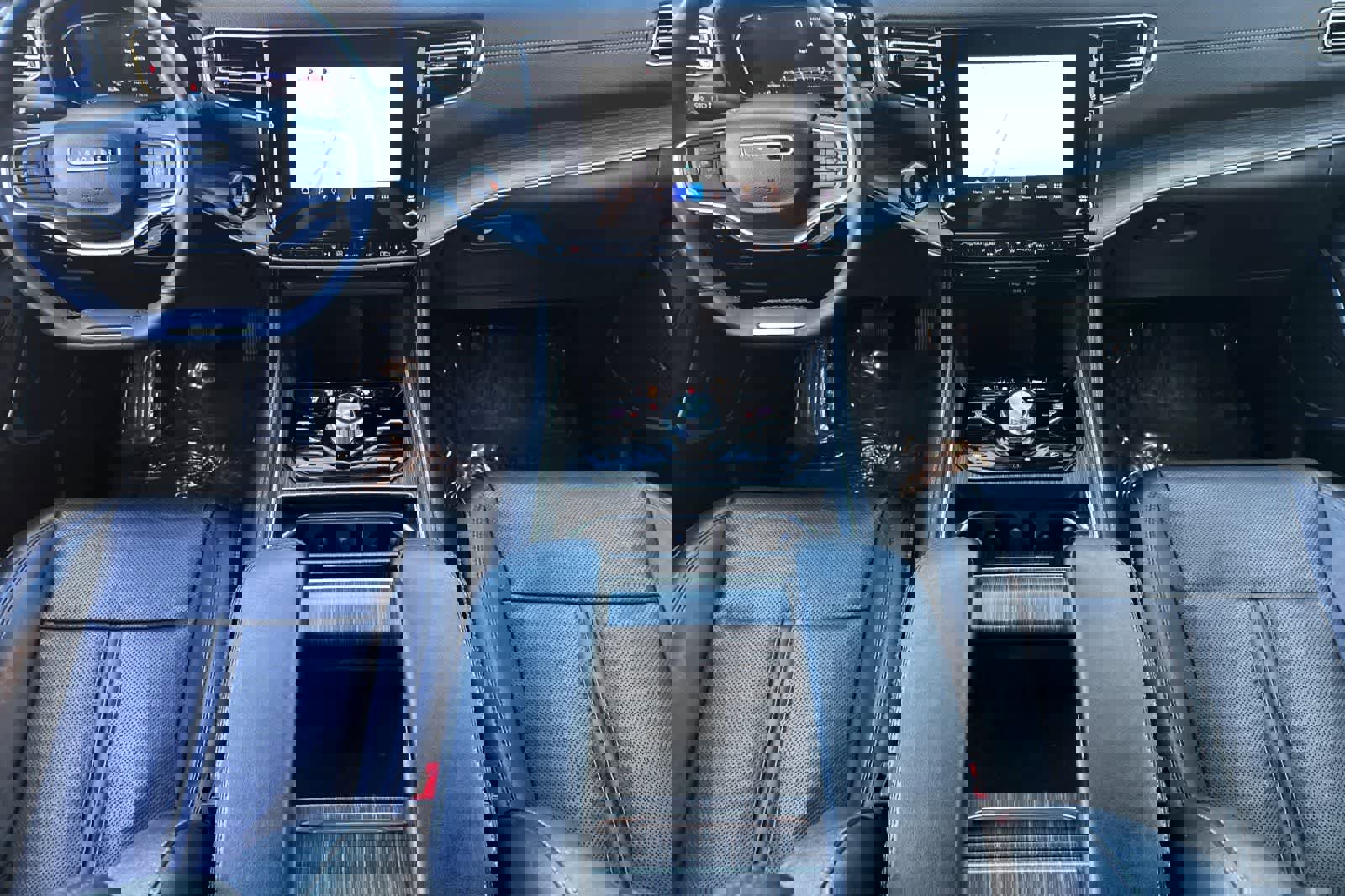 Used 2023 Jeep Wagoneer L Series III w/ Preferred Equipment Group image 3