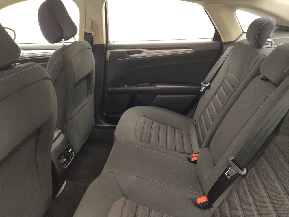 Used 2020 Ford Fusion SE FWD image 18