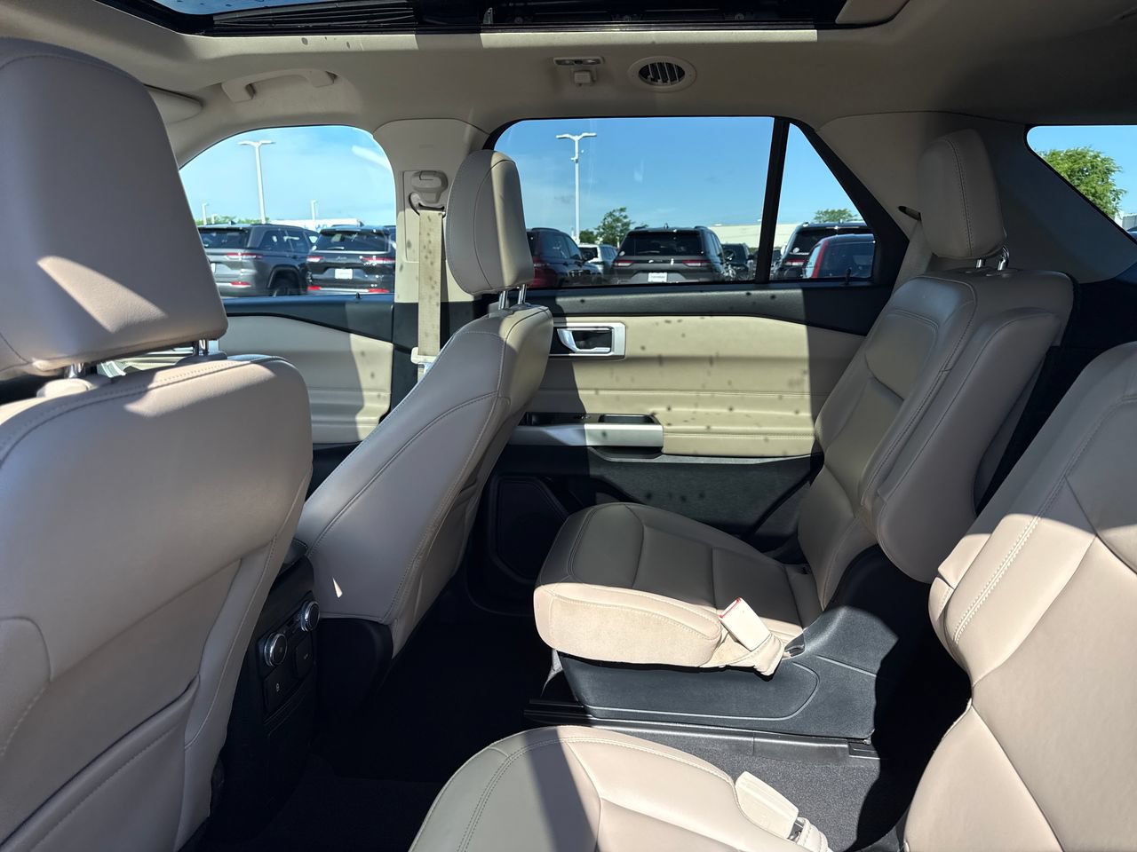 Used 2022 Ford Explorer XLT w/ Equipment Group 202A AWD/4WD image 13