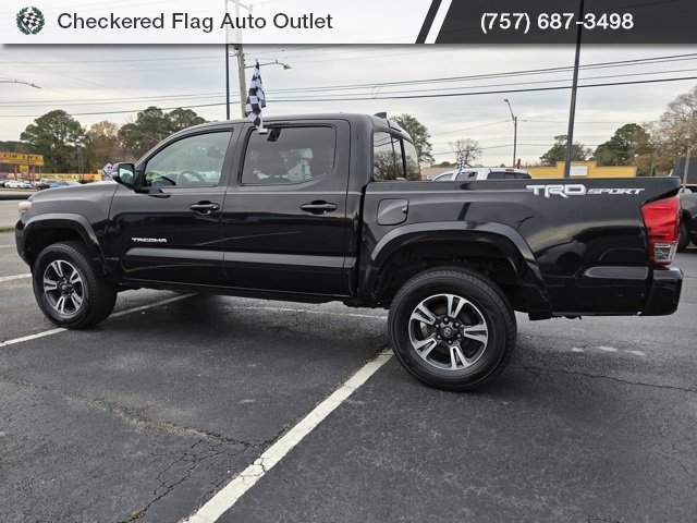 Used 2016 Toyota Tacoma TRD Sport image 4