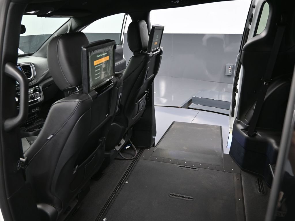 Used 2022 Chrysler Pacifica Touring-L w/ Uconnect Theater Family Group image 38