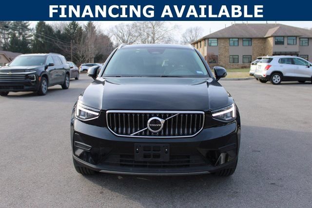 Used 2025 Volvo XC40 B5 Core image 3