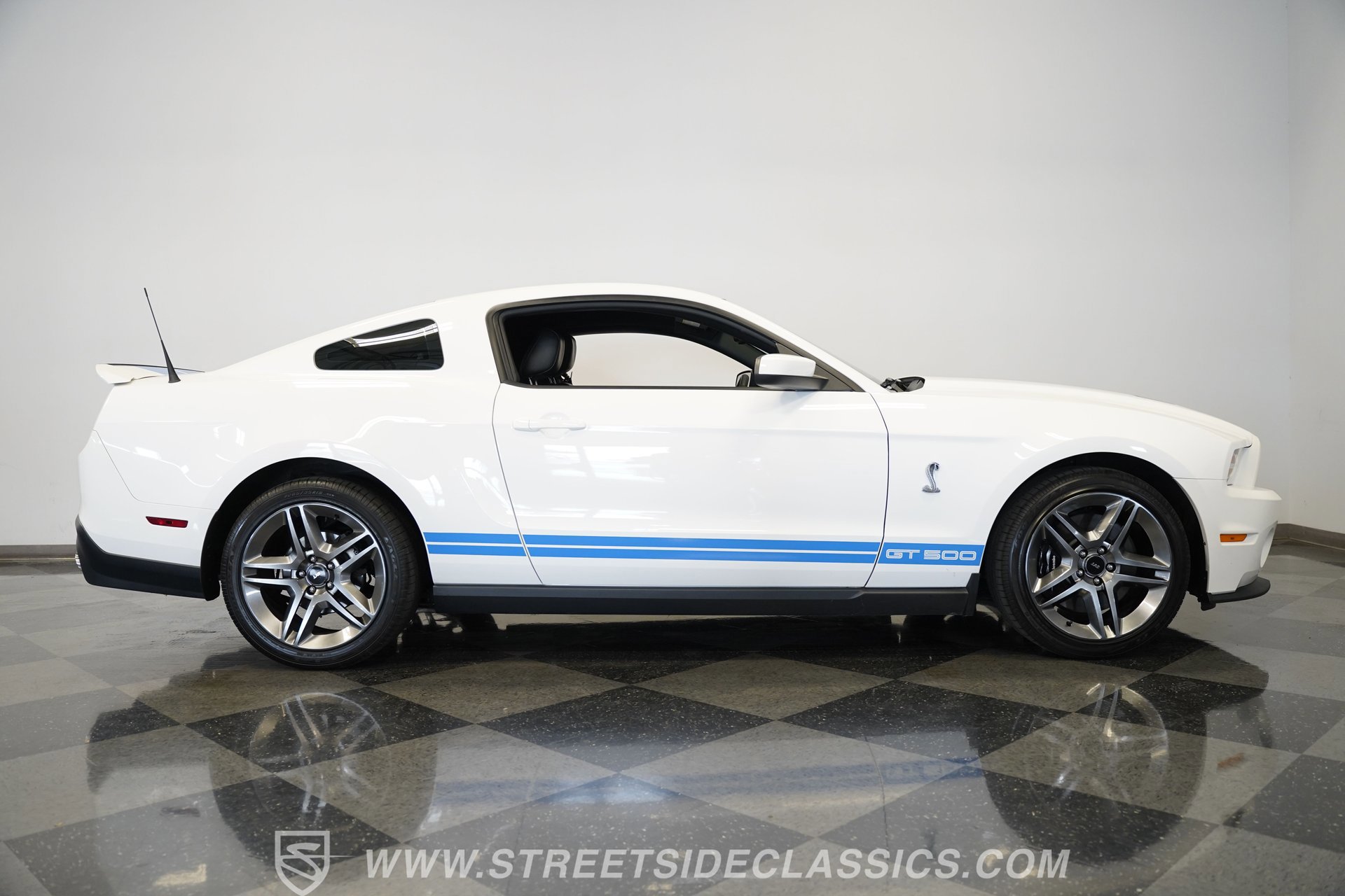 Used 2010 Ford Mustang Shelby GT500 image 17