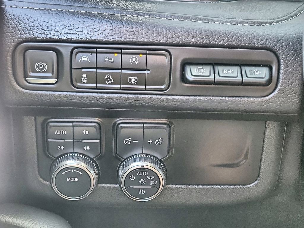 Used 2024 GMC Yukon Denali AWD/4WD image 18